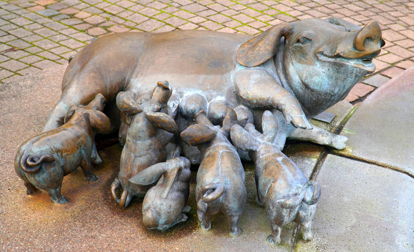 Sony E PZ 18-105mm F4 G OSS sample photo. Sculpture, pigs, art photography