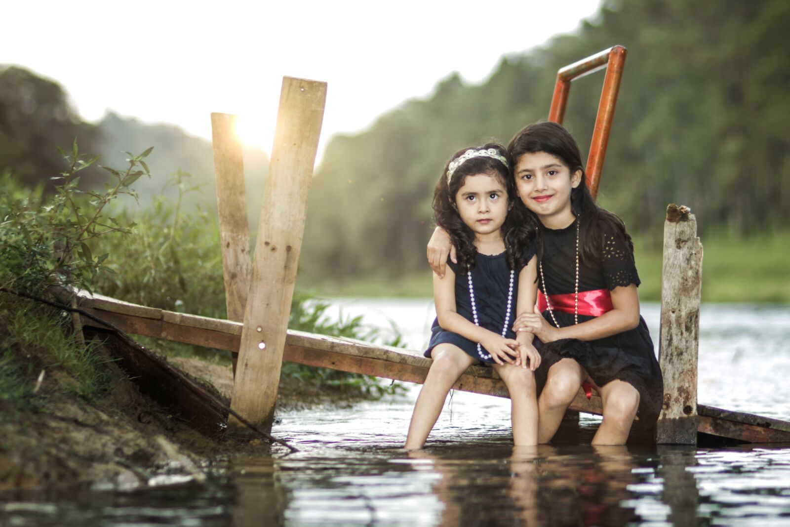 Canon YN85mm f/1.8 DCM sample photo. Spring, sisters, hug photography