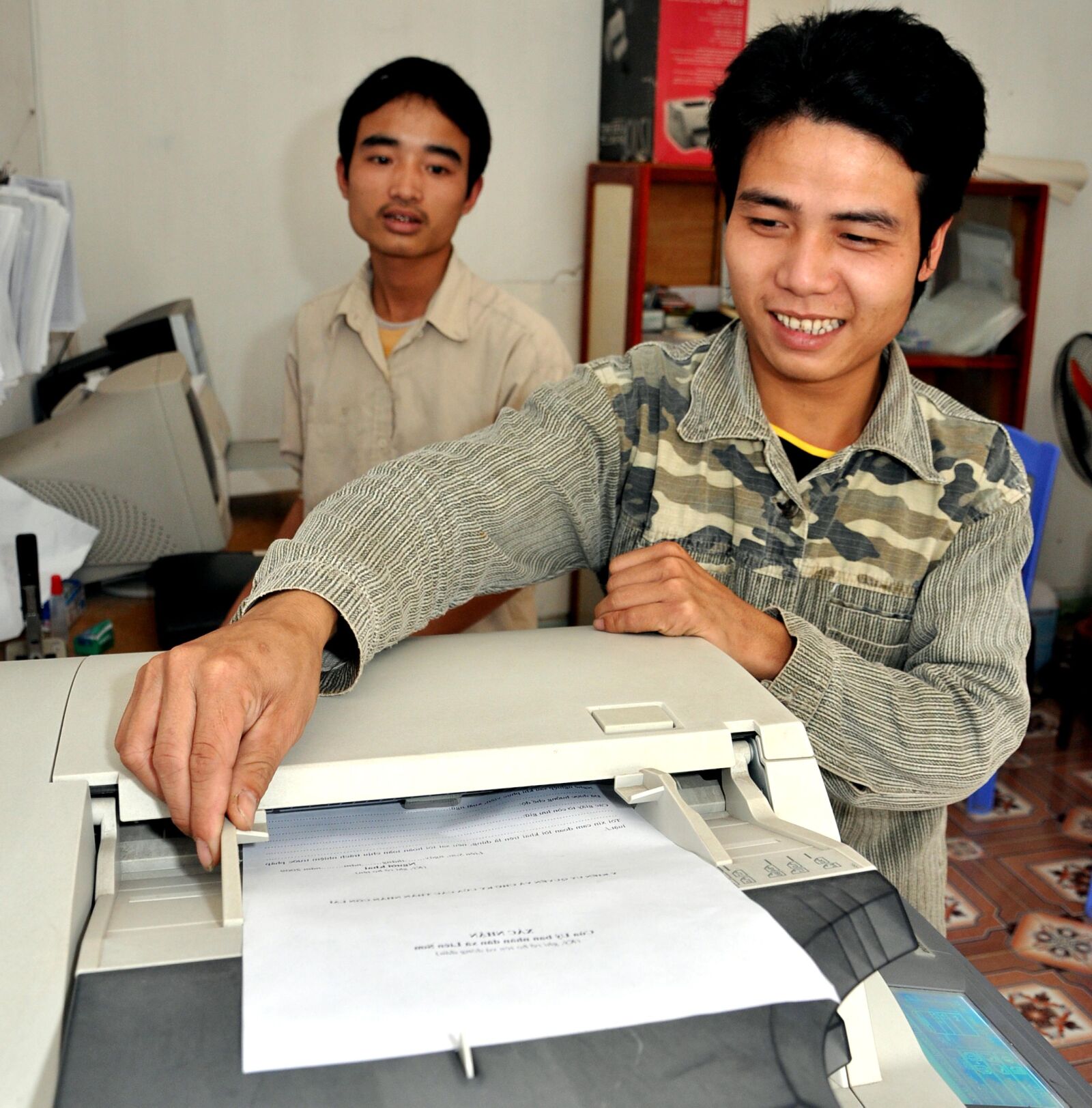Nikon D90 sample photo. Man, photocopy machine, computer photography