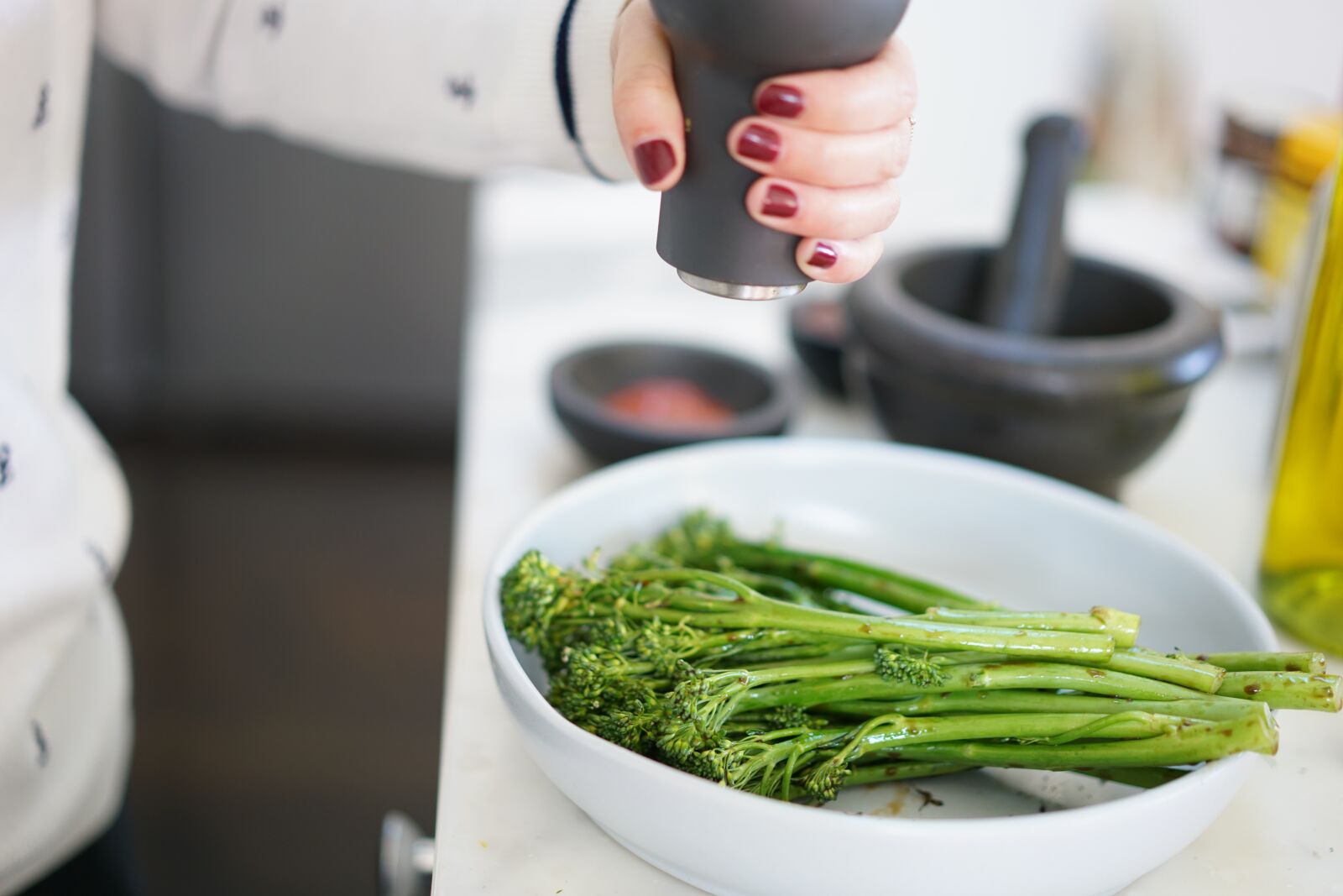 Sony a7R II + Sony Sonnar T* FE 55mm F1.8 ZA sample photo. Broccolini, kitchen, cooking photography