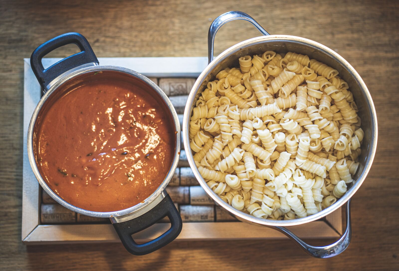 Sony a7 III + Sony FE 85mm F1.8 sample photo. Noodles, tomato sauce, cook photography