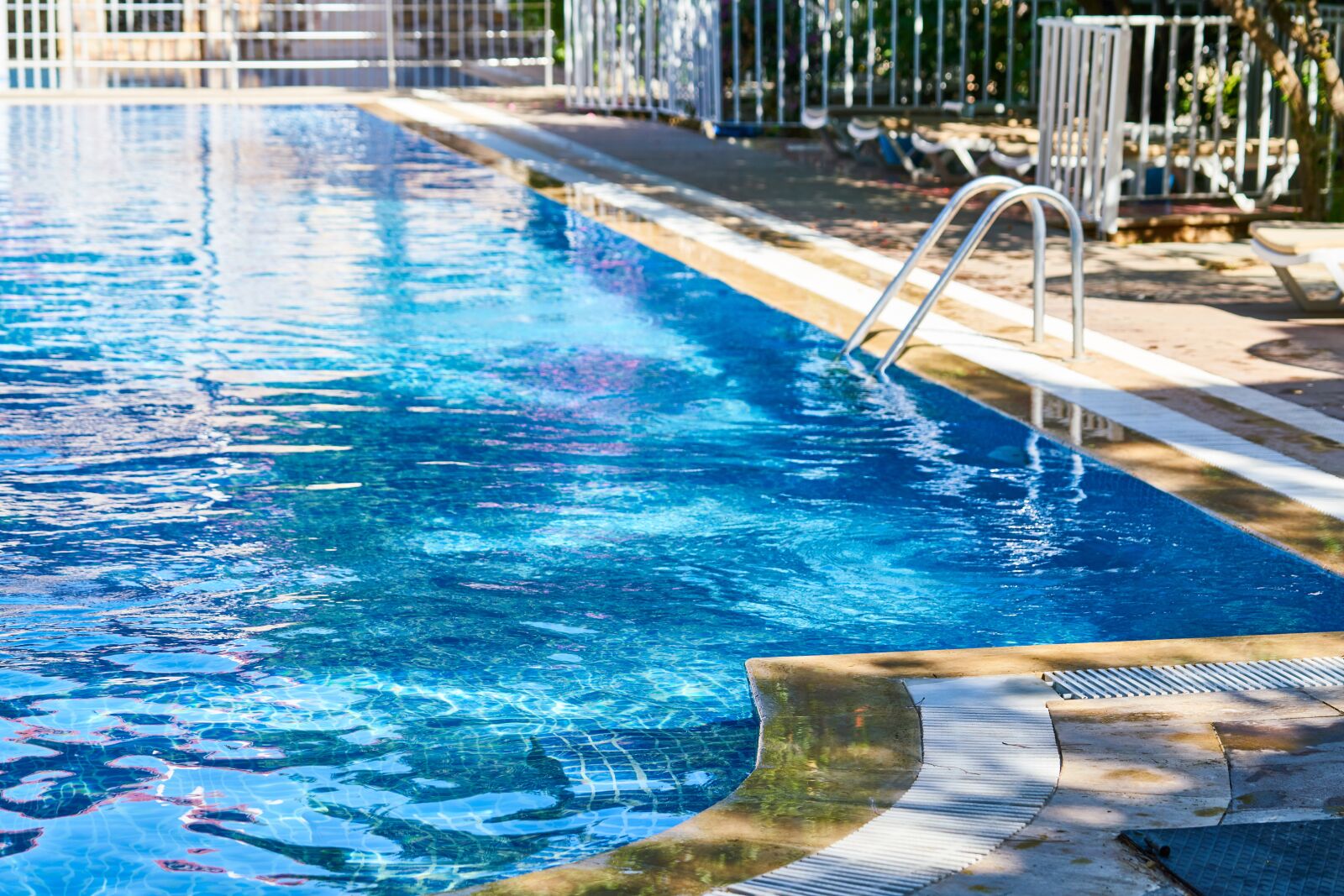Sony FE 70-200mm F4 G OSS sample photo. Pool, hotel, landscape photography