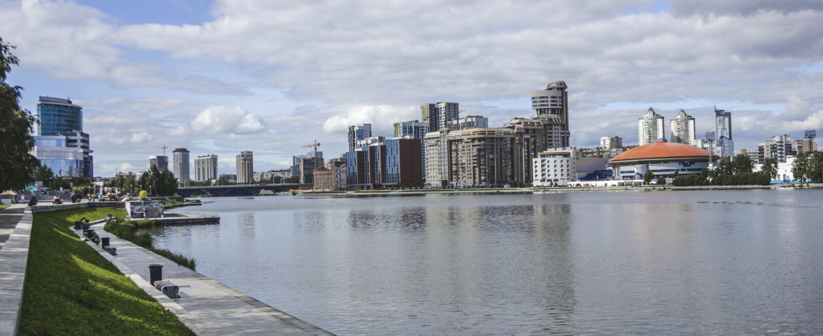 Canon EOS 550D (EOS Rebel T2i / EOS Kiss X4) sample photo. City, summer, building photography