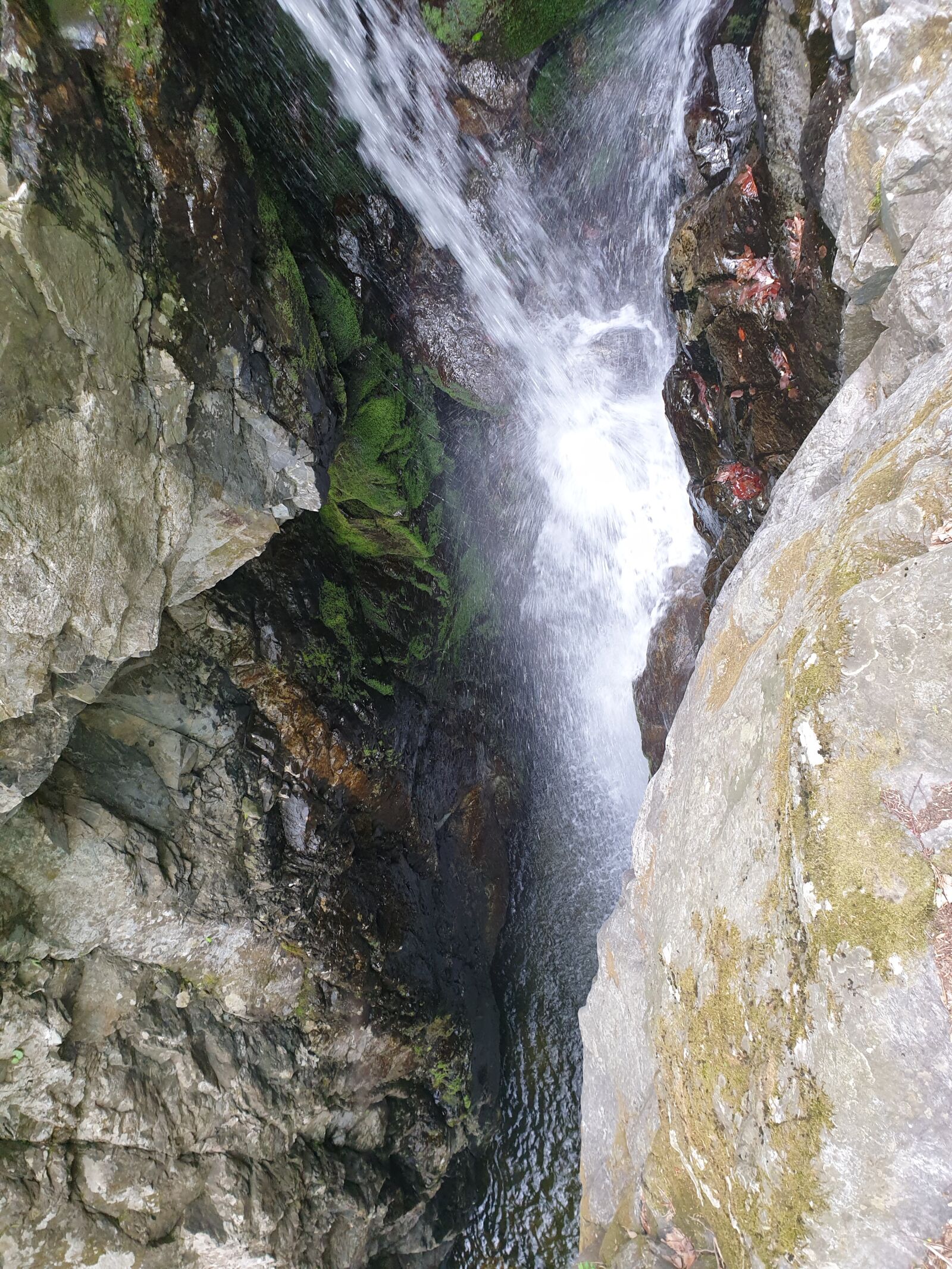 Samsung Galaxy Note9 sample photo. Waters, rock, falling photography