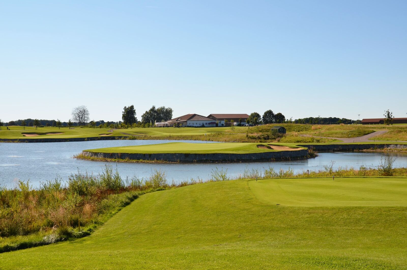 Nikon D7000 sample photo. Golf, wooden churches, golfers photography