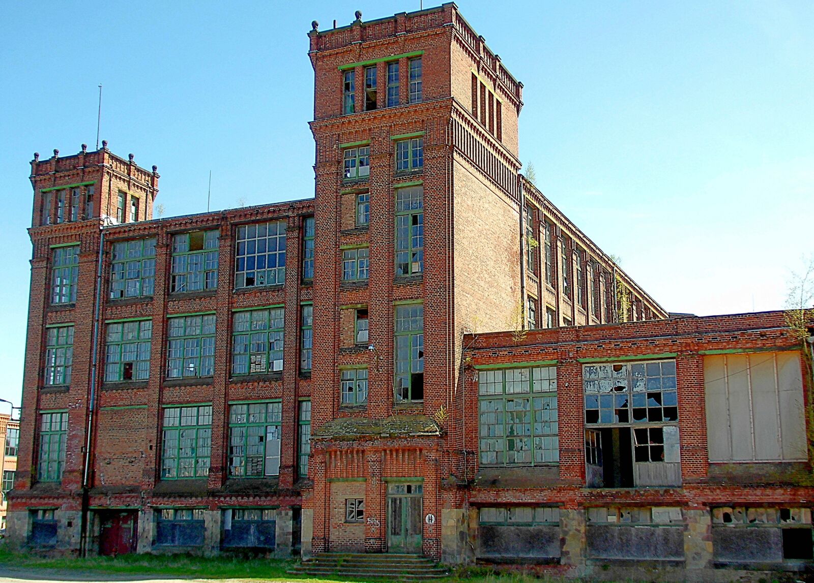 MEDION MD86824 sample photo. House, building, factory photography