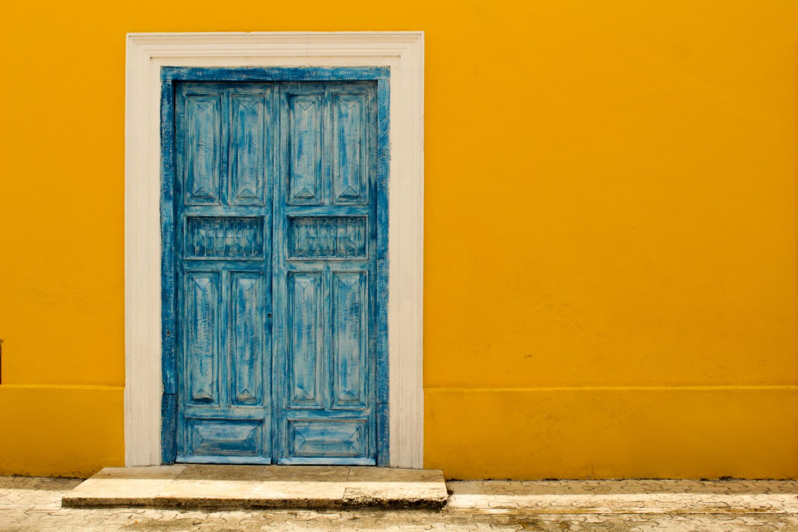 Canon EOS 1300D (EOS Rebel T6 / EOS Kiss X80) sample photo. Door, town, architecture photography