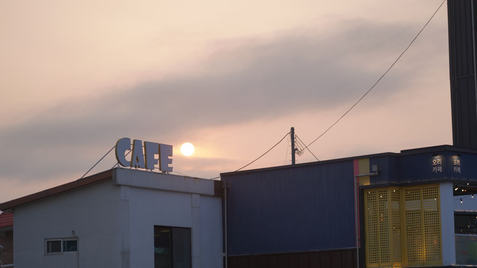 Sony FE 24-105mm F4 G OSS sample photo. Cafe, building, sunset photography