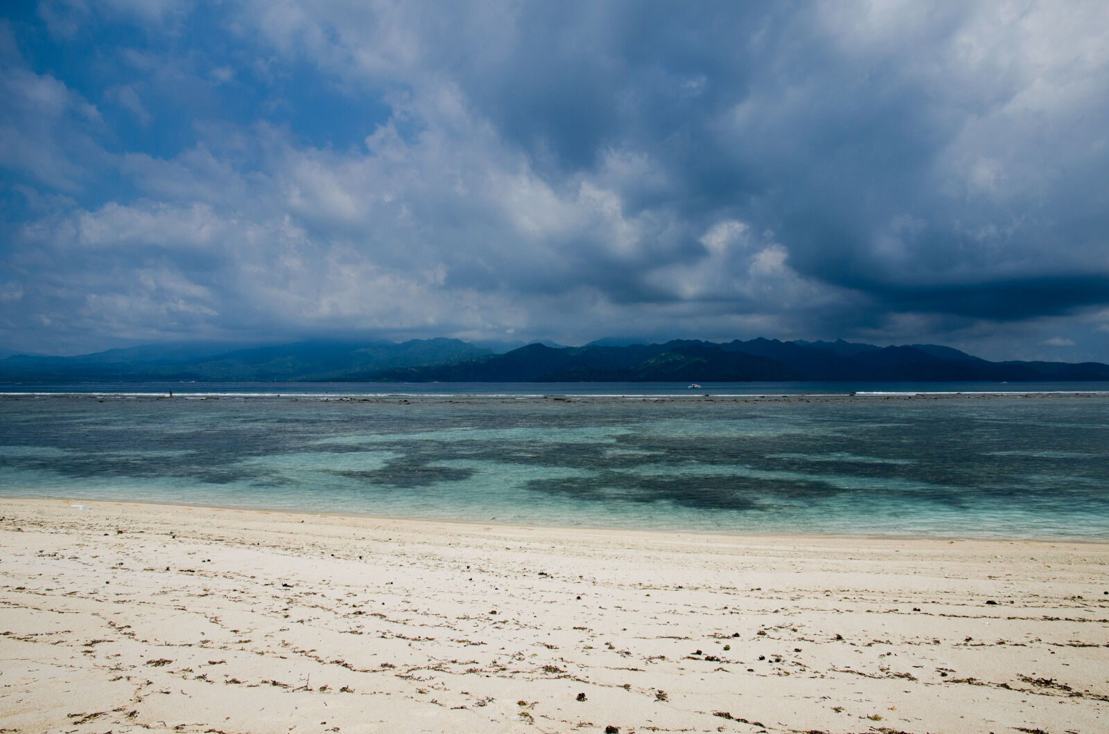 Nikon AF-S DX Nikkor 16-85mm F3.5-5.6G ED VR sample photo. Sea, sky, beach, seascape photography