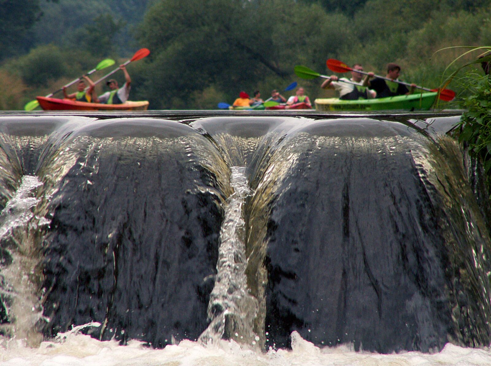 KONICA MINOLTA DiMAGE Z3 sample photo. Waterfall, i with, kayaks photography