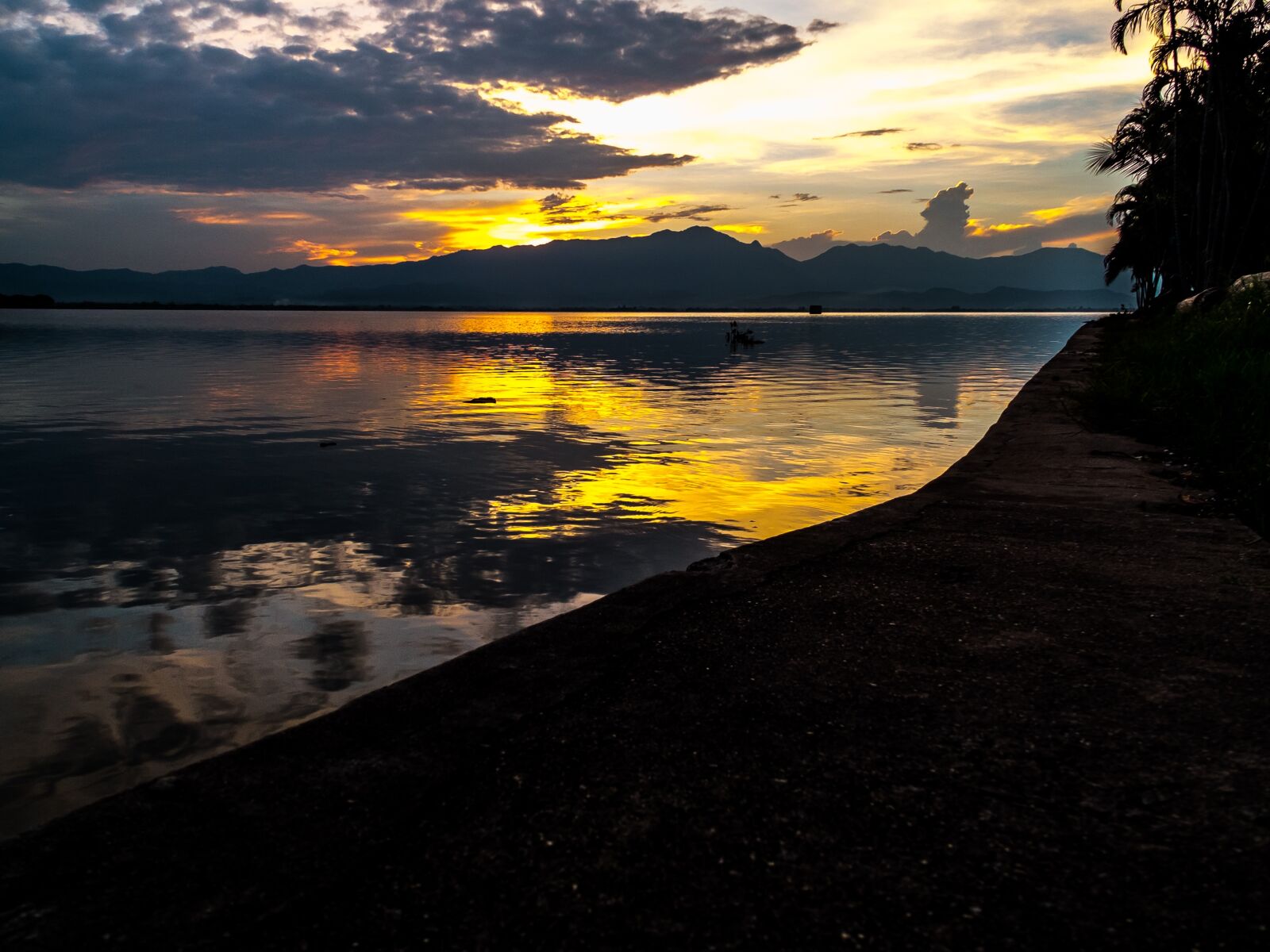 Fujifilm X-S1 sample photo. Lake, seascape, sunset photography