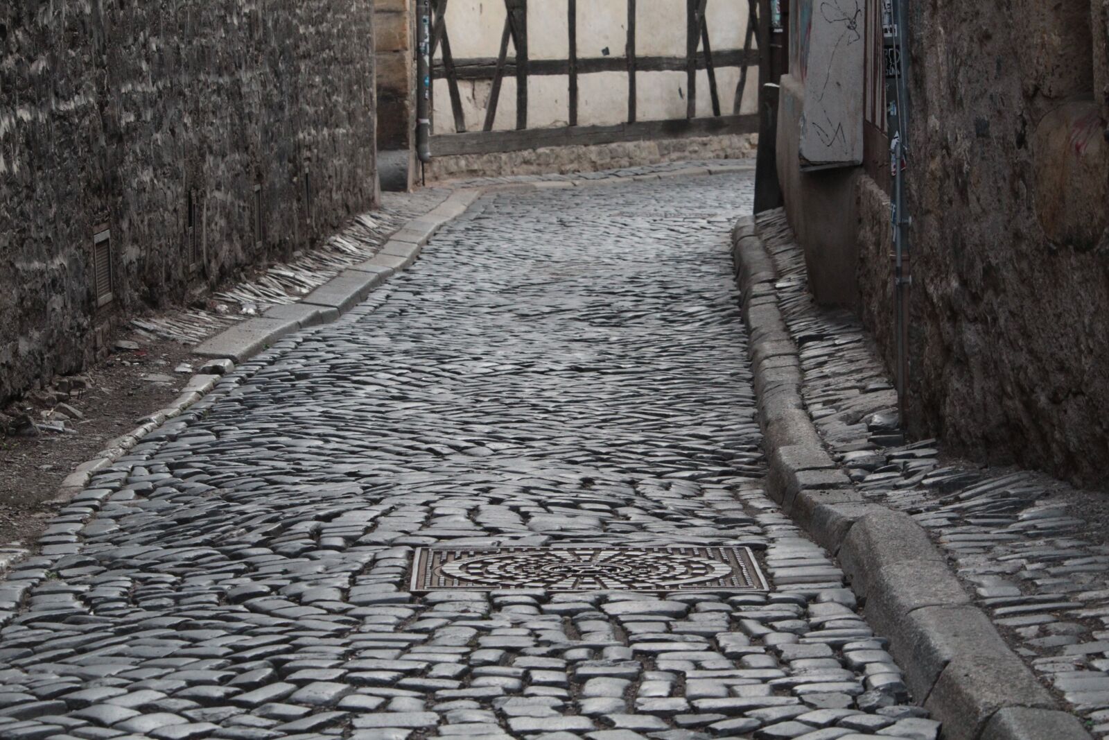 Canon EF-S 55-250mm F4-5.6 IS STM sample photo. Erfurt, thuringia germany, alley photography