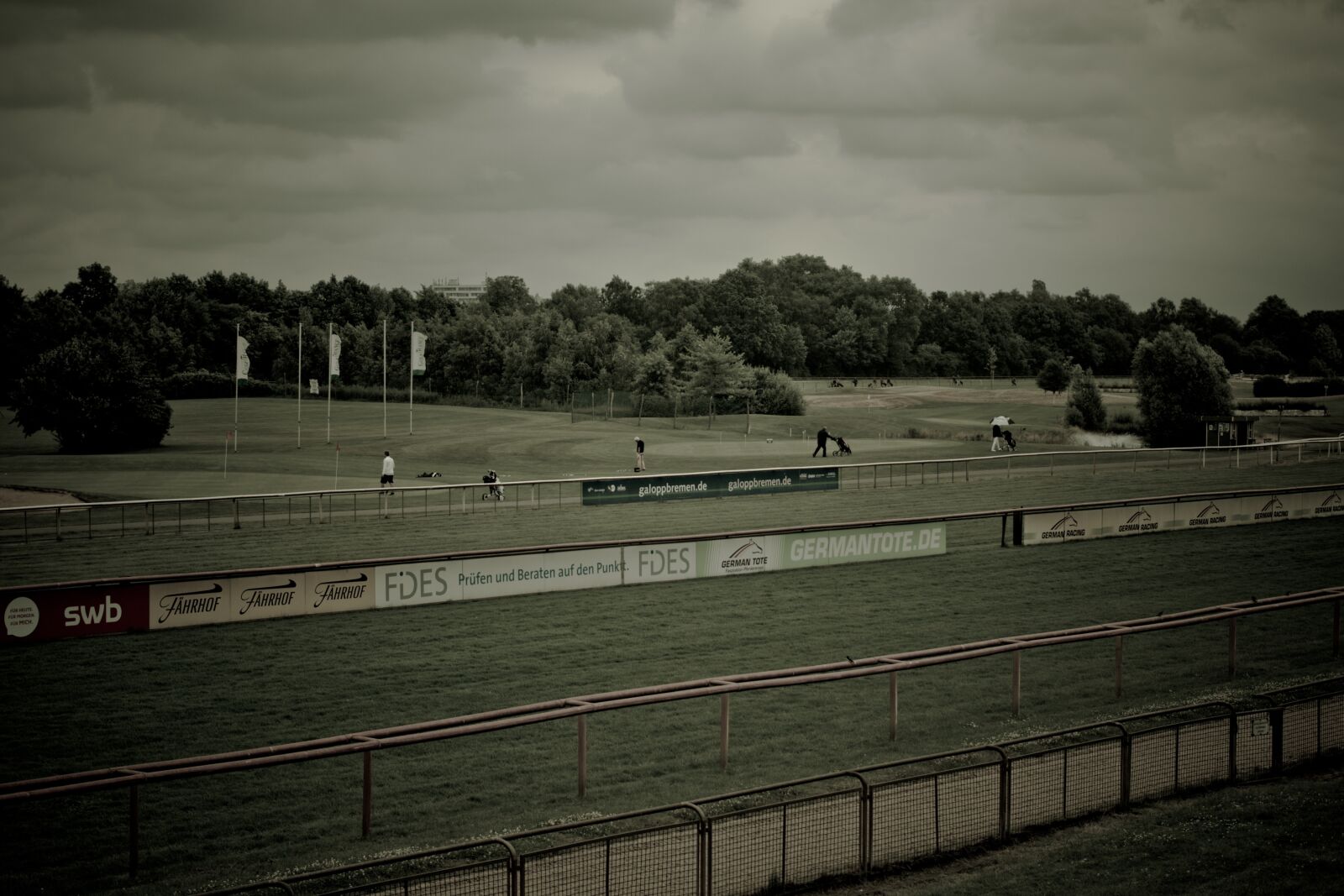 Canon EOS 70D + Canon EF 40mm F2.8 STM sample photo. Racecourse, golf course, bremen photography