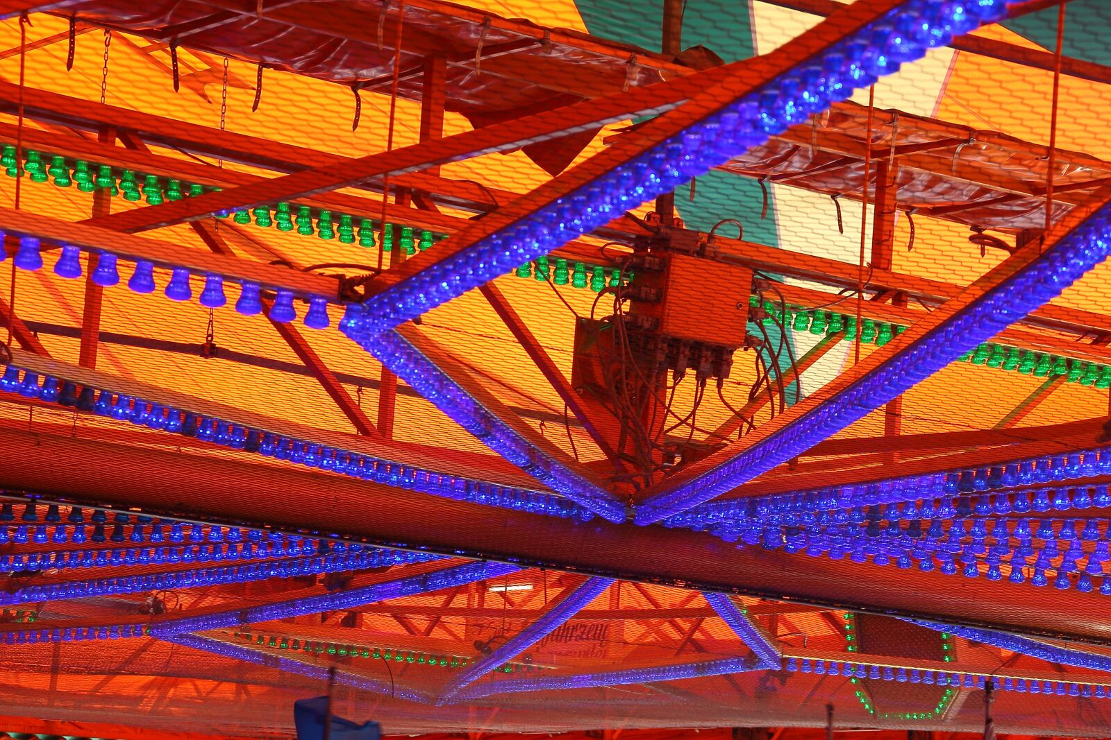 Canon EOS 600D (Rebel EOS T3i / EOS Kiss X5) sample photo. Bumper cars, year market photography
