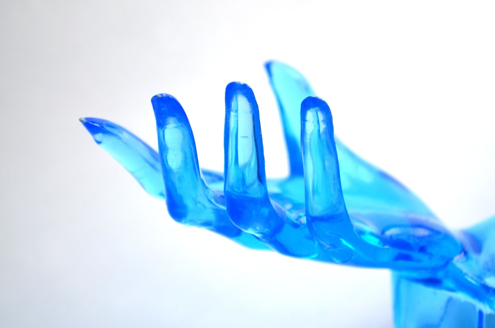 Nikon D5100 sample photo. Blue, sculpture, hand, glass photography