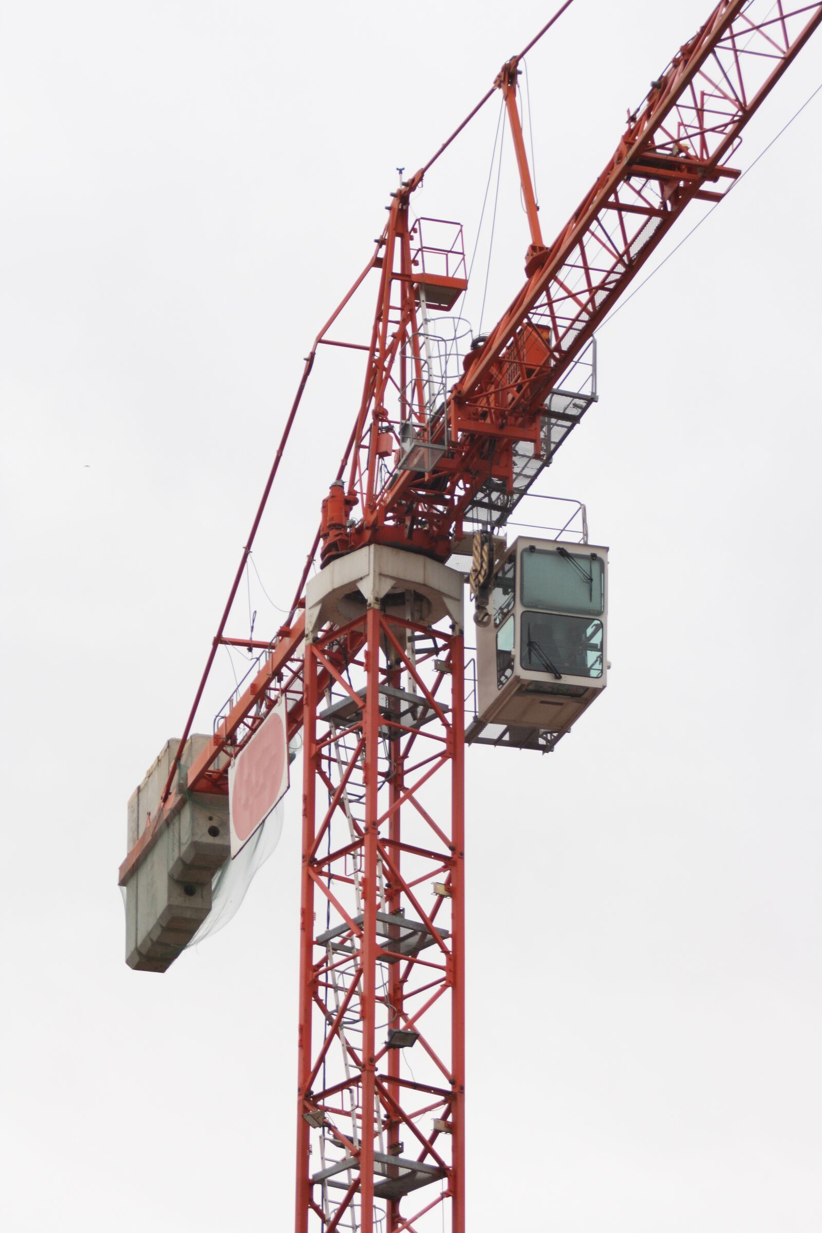 Canon EOS 400D (EOS Digital Rebel XTi / EOS Kiss Digital X) sample photo. Crane, building, masonry photography