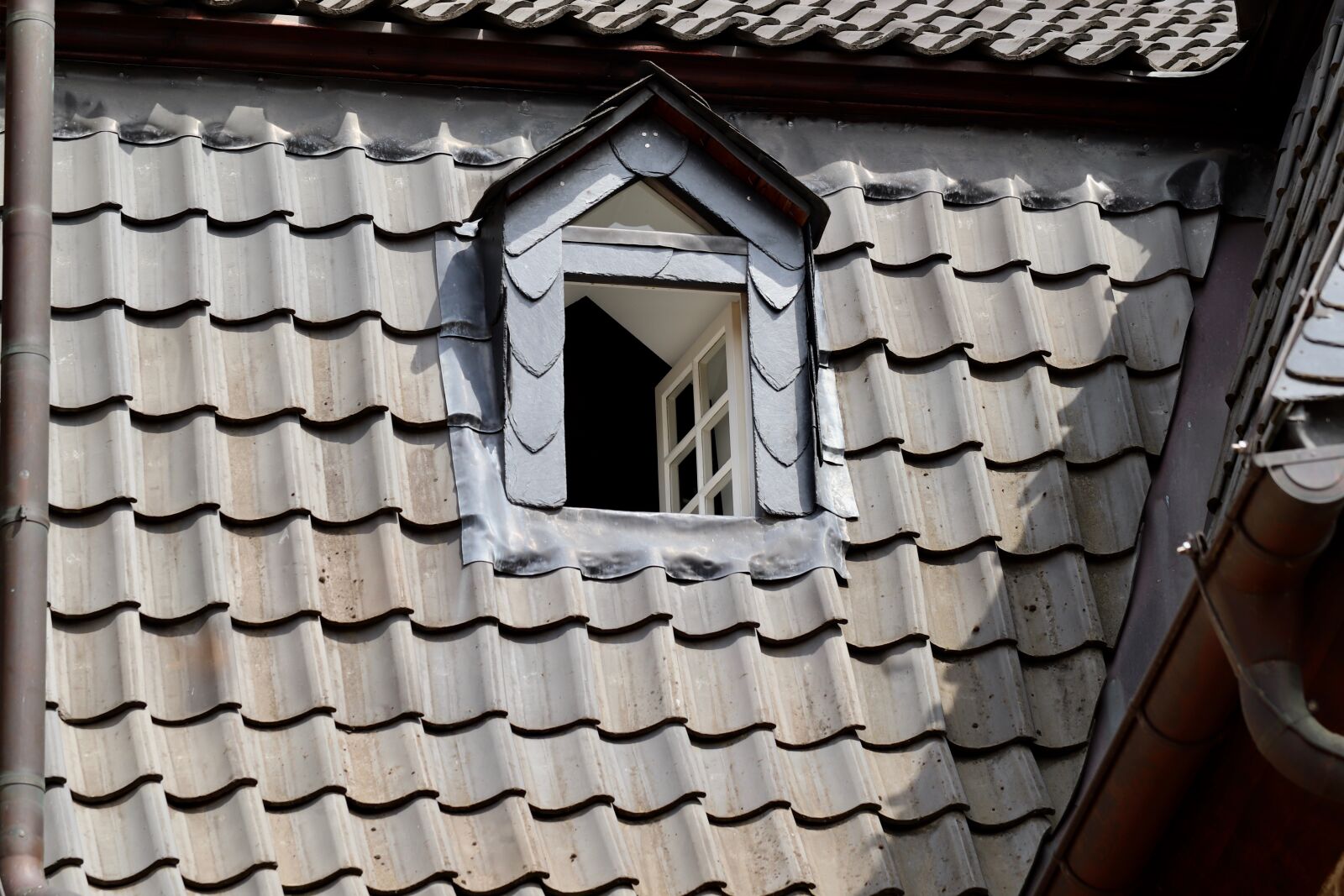 Canon EOS 800D (EOS Rebel T7i / EOS Kiss X9i) sample photo. Window, dormer, historically photography
