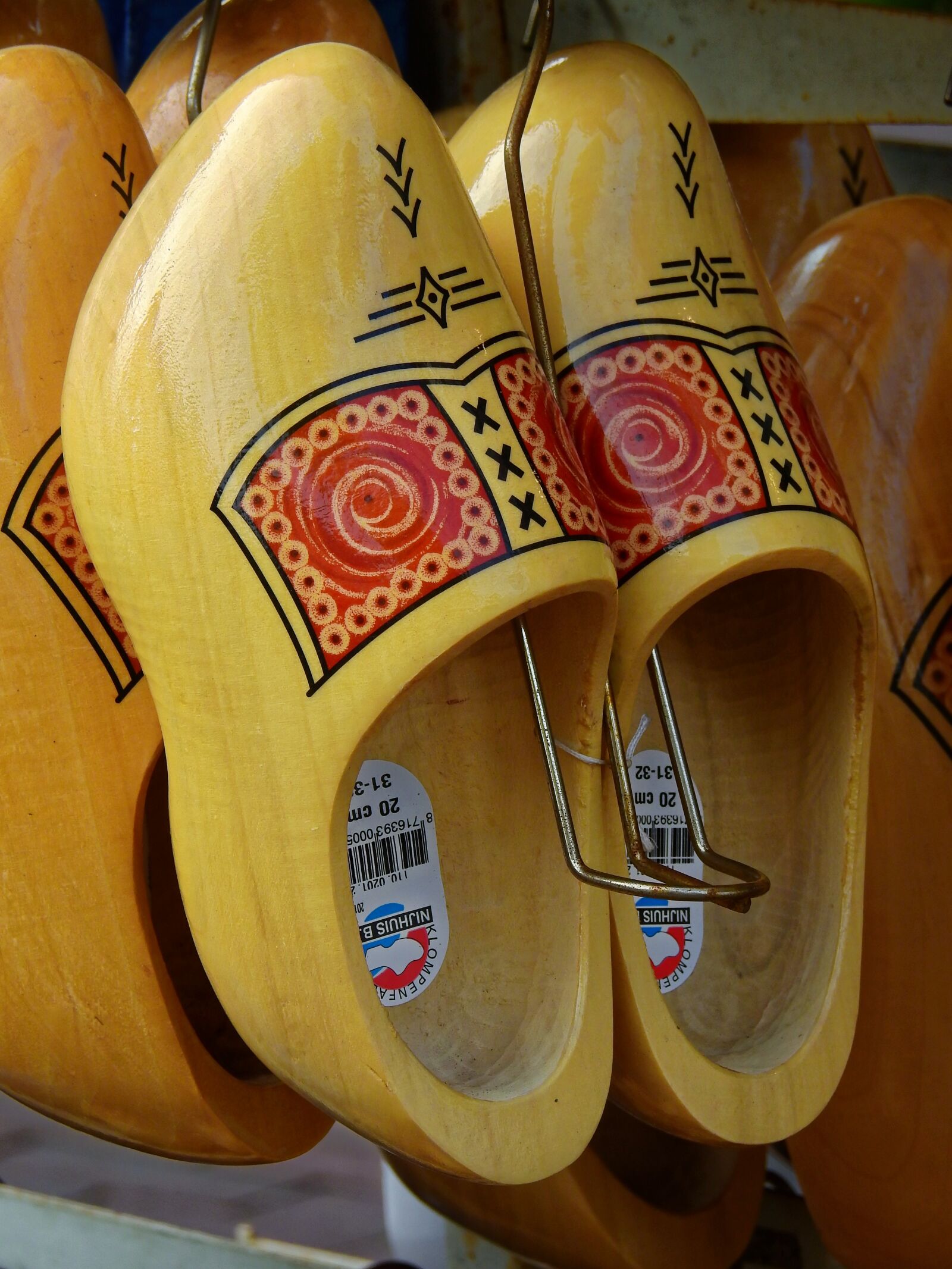 Nikon Coolpix P900 sample photo. Shoes, wood, wooden shoes photography