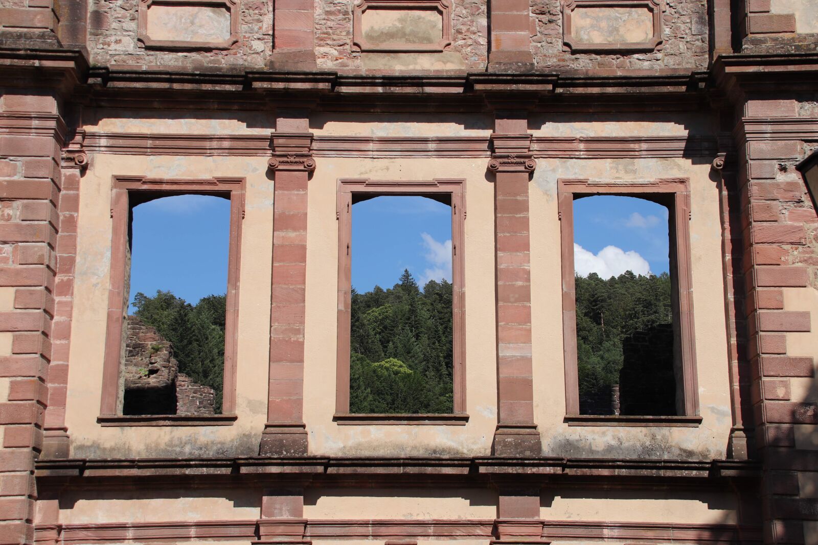 Canon EOS 200D (EOS Rebel SL2 / EOS Kiss X9) sample photo. Window, window views, ruin photography