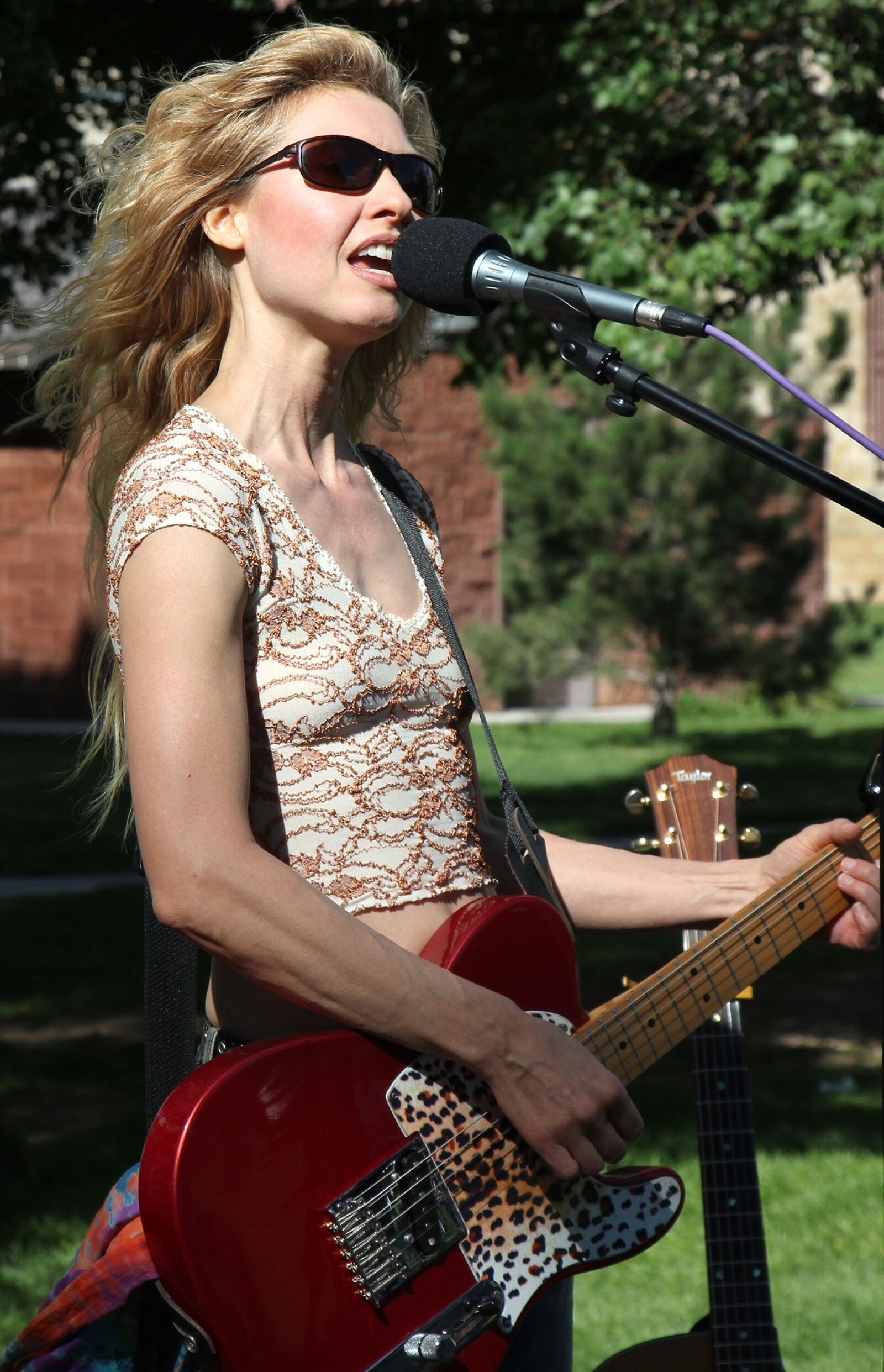 Canon EOS 550D (EOS Rebel T2i / EOS Kiss X4) sample photo. Woman, musician, female photography
