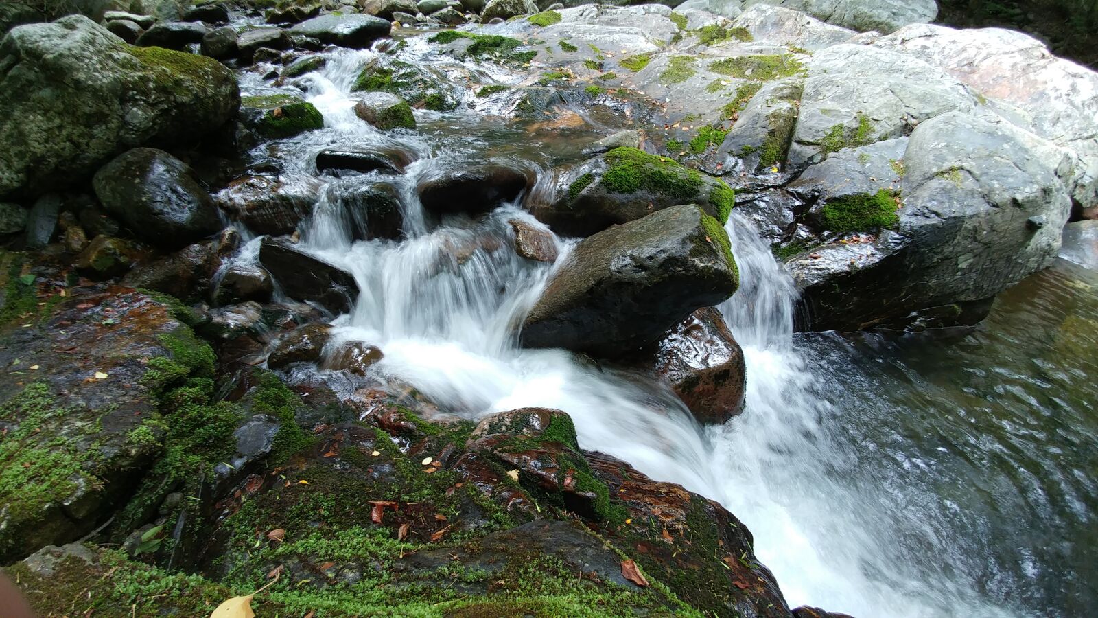 LG G5 sample photo. Summer, valley, water photography
