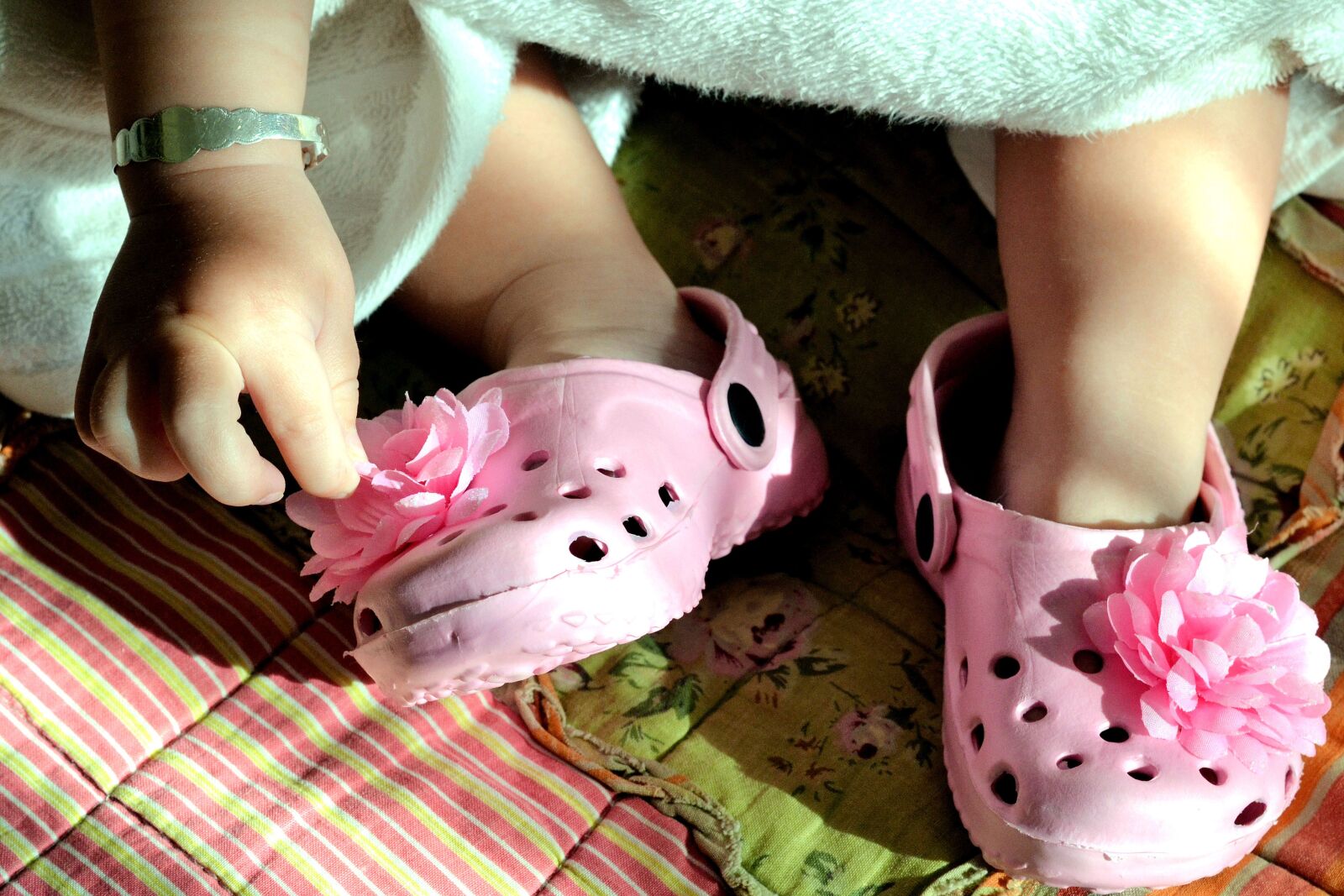 Nikon D3100 sample photo. Crocks, pink, little feet photography