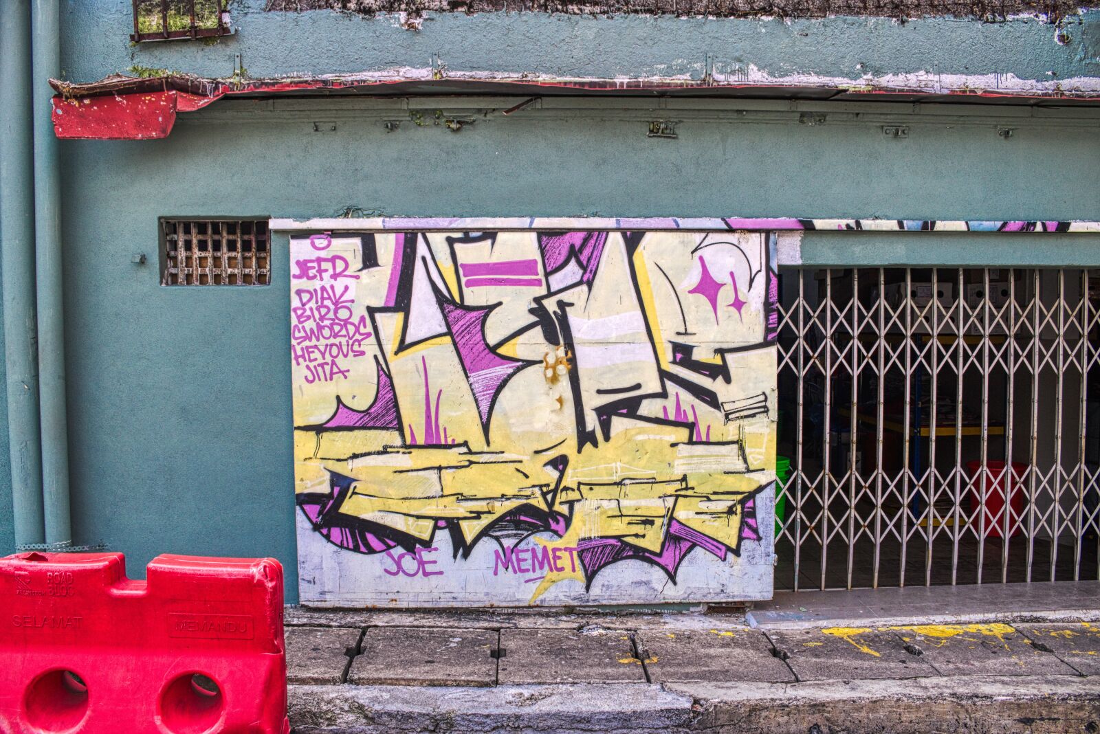 Canon EOS 750D (EOS Rebel T6i / EOS Kiss X8i) sample photo. Kong kuala, modern, color photography