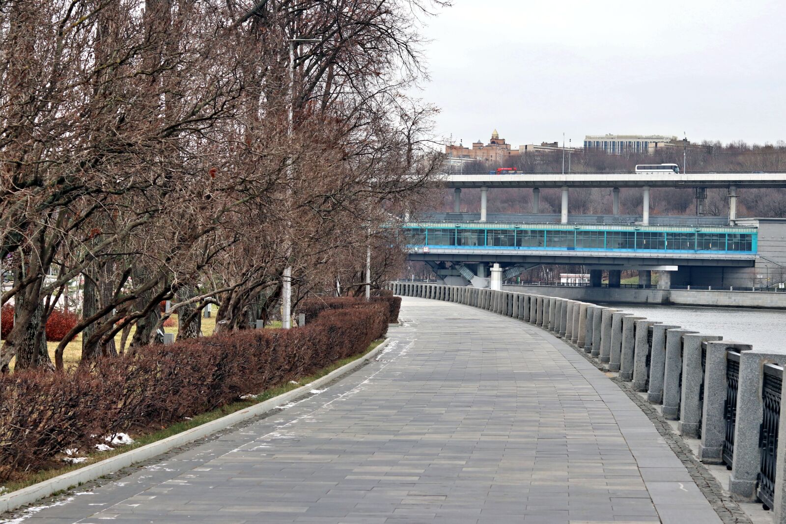 Canon EOS 200D (EOS Rebel SL2 / EOS Kiss X9) sample photo. Moscow, winter, quay photography