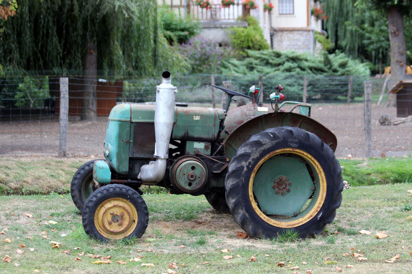 Canon EOS 700D (EOS Rebel T5i / EOS Kiss X7i) + Canon EF 70-300mm F4-5.6 IS USM sample photo. Old tractor, field, wheel photography
