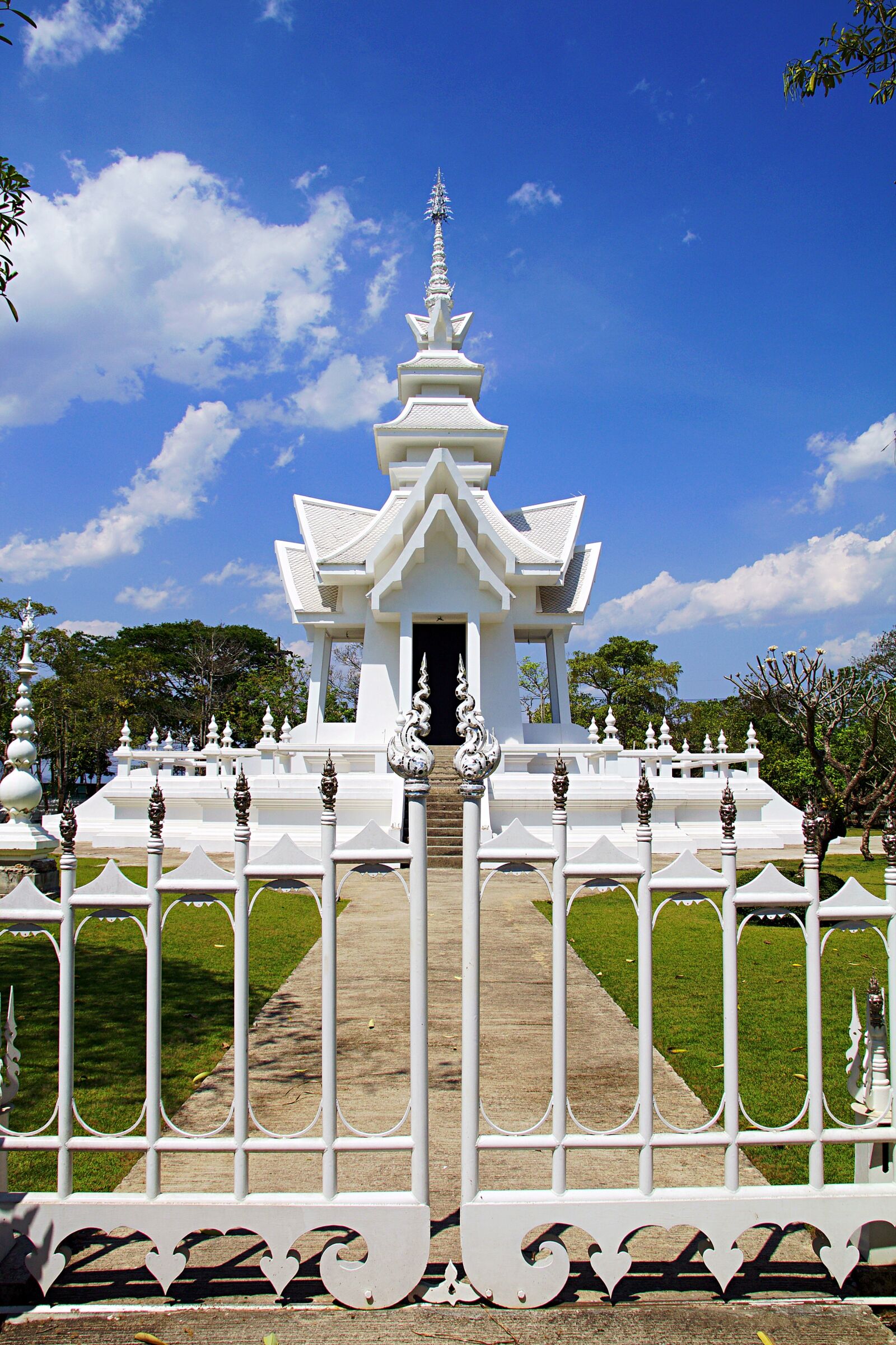 Canon EOS 600D (Rebel EOS T3i / EOS Kiss X5) sample photo. Chiang rai, thailand, white photography