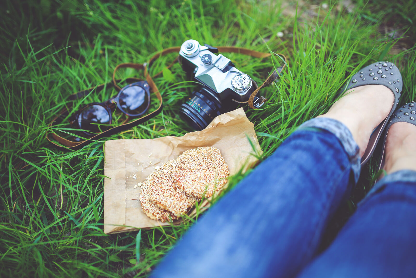Canon EOS 6D + Sigma 35mm F1.4 DG HSM Art sample photo. Girl, resting, on, green photography