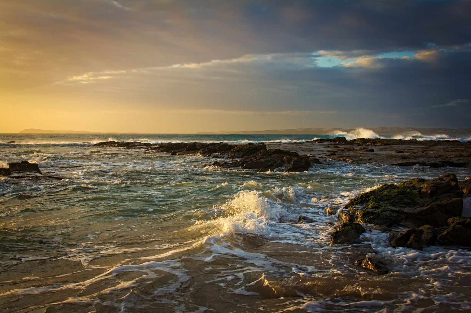 Canon EOS 550D (EOS Rebel T2i / EOS Kiss X4) sample photo. Golden, sunset, rocky photography