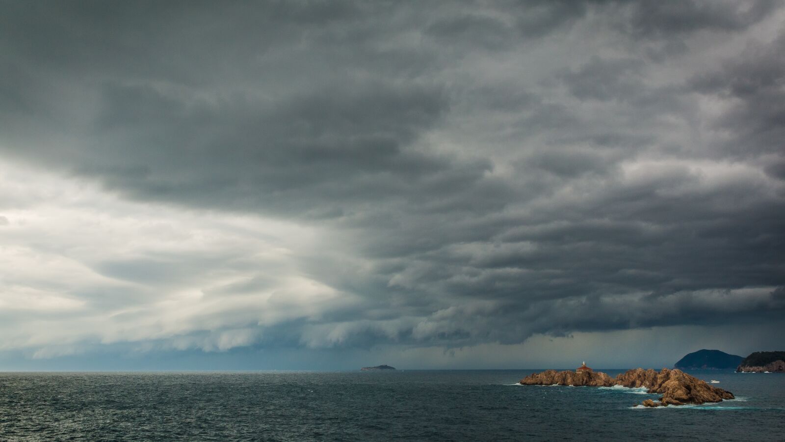 Canon EOS 70D sample photo. Clouds, rocks, storm photography
