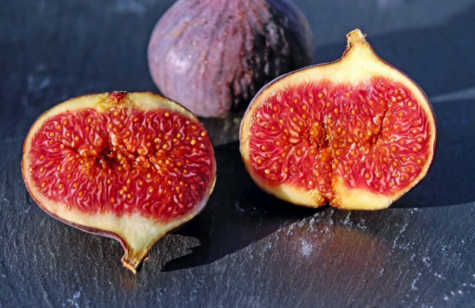 Fujifilm X-T10 + Fujifilm XF 35mm F1.4 R sample photo. Figs, red coward, fruit photography