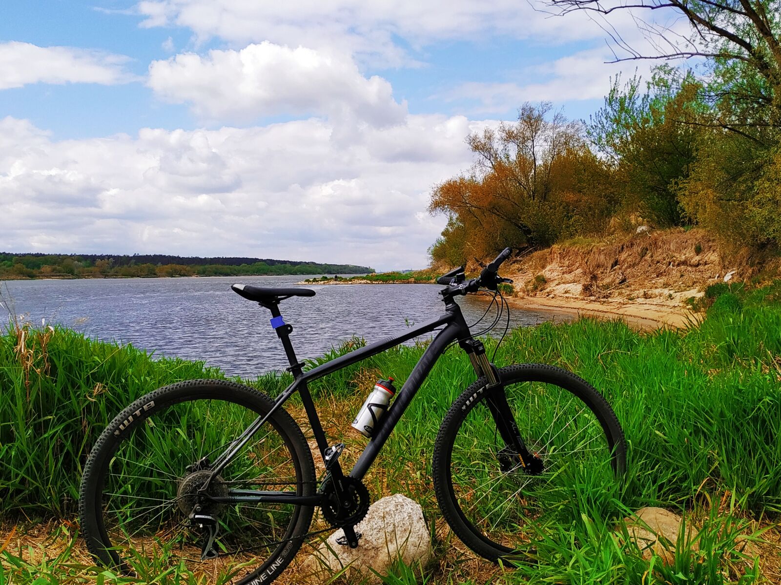 Xiaomi Redmi Note 6 Pro sample photo. Cannondale, bike, river photography