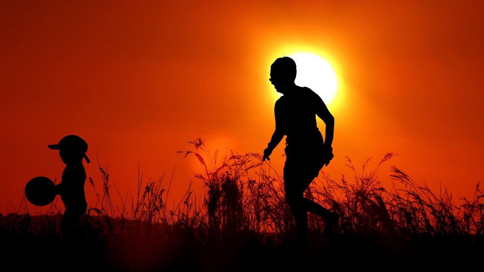 Panasonic Lumix DMC-FZ200 sample photo. Sunset, mother, child photography