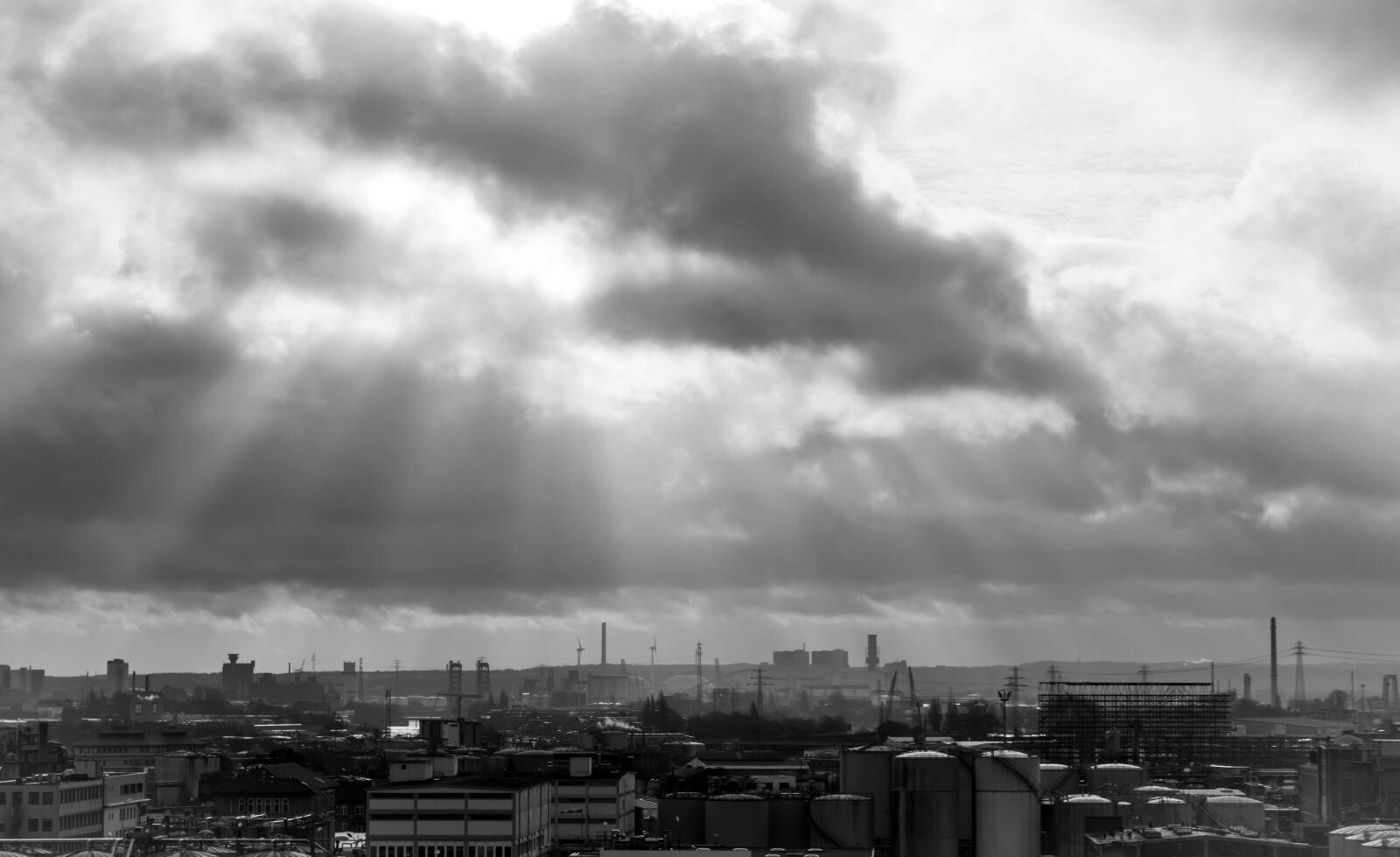 Canon EOS 200D (EOS Rebel SL2 / EOS Kiss X9) sample photo. Industrial area, port, clouds photography