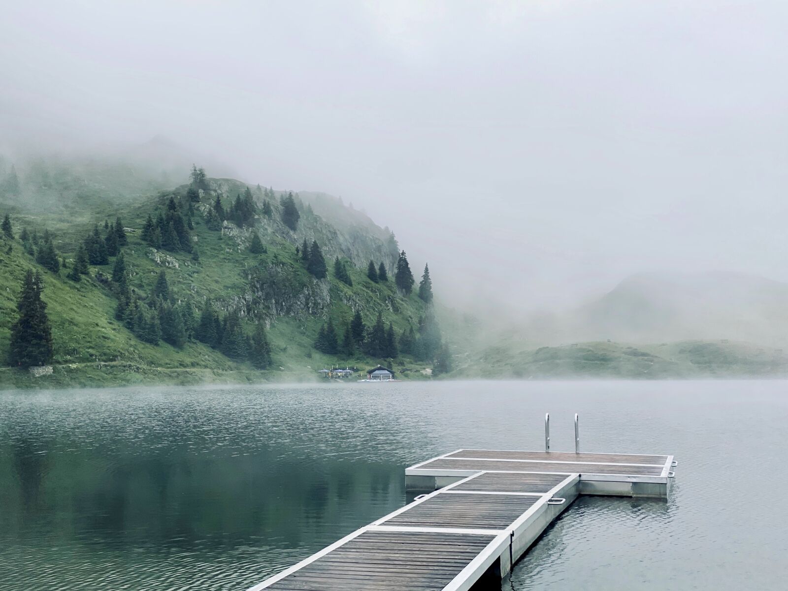 iPhone 11 Pro Max back triple camera 6mm f/2 sample photo. Bergsee, fog, nature photography