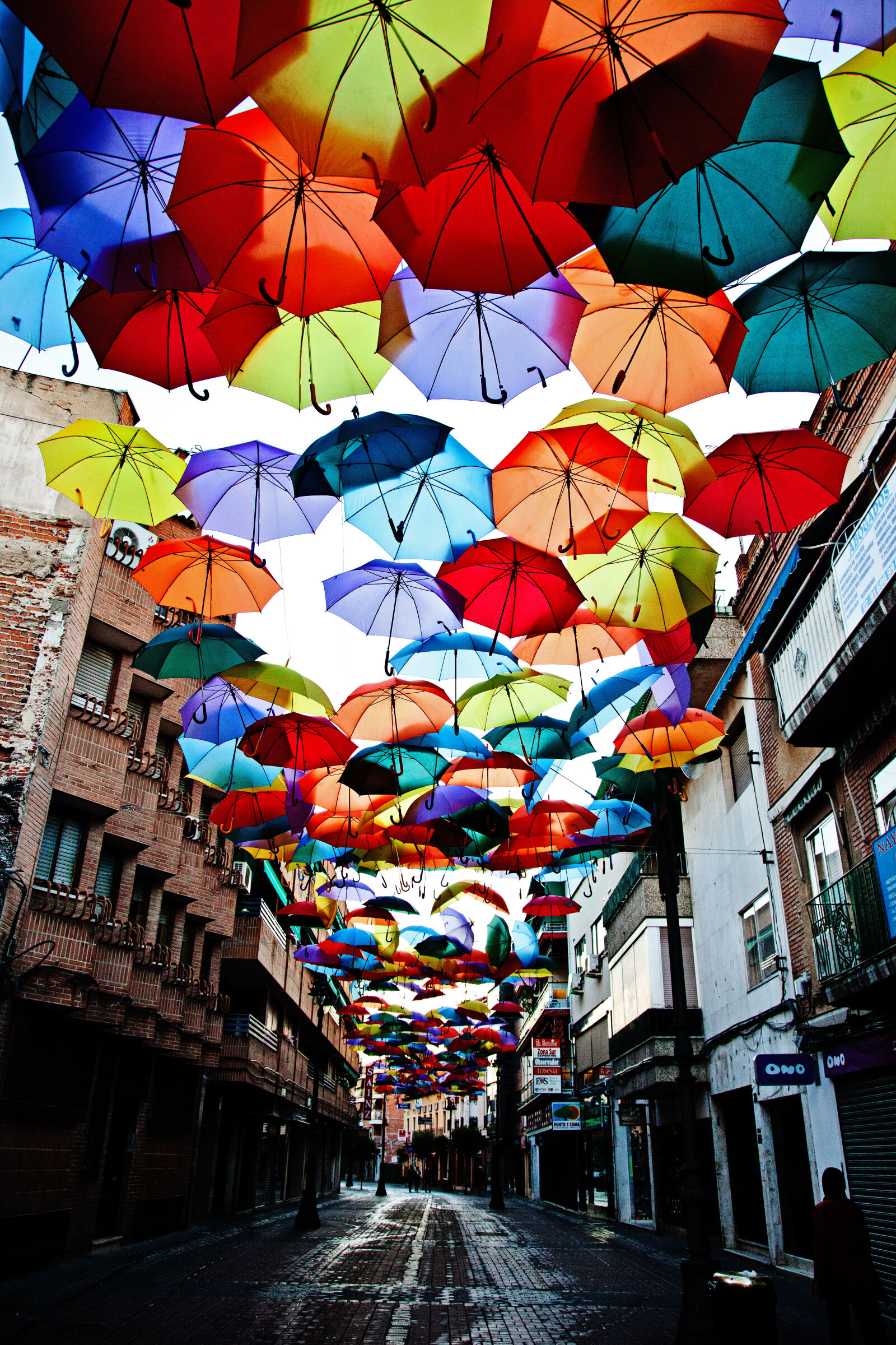 Canon EOS 5D Mark II sample photo. Bright, colours, spain, street photography