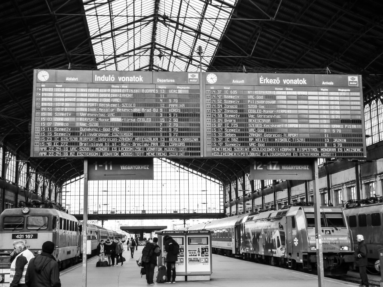 Panasonic DMC-FZ72 sample photo. Budapest, train station, western photography