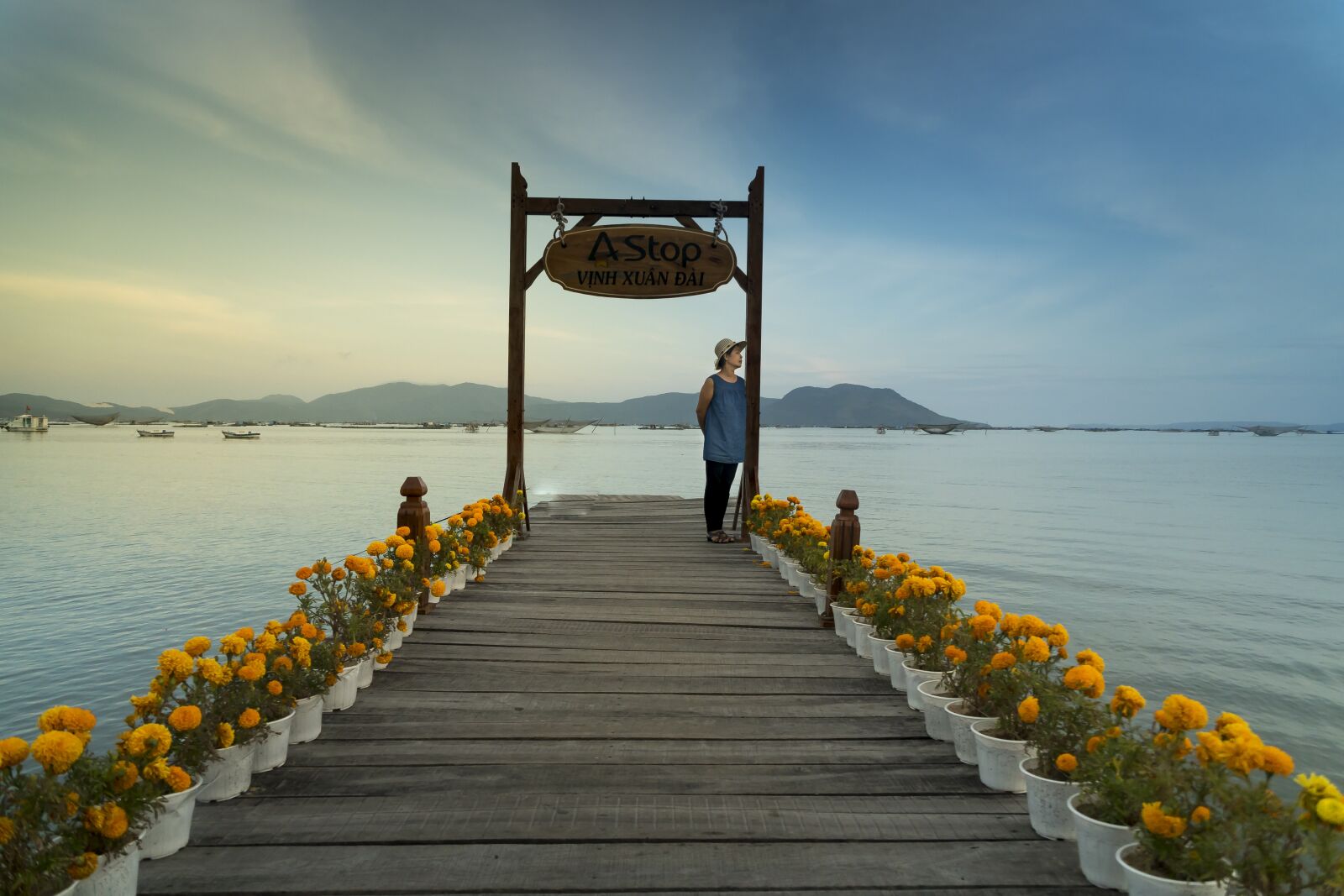 Sony a6500 + Sony Vario-Tessar T* E 16-70mm F4 ZA OSS sample photo. Nice, women, the sea photography