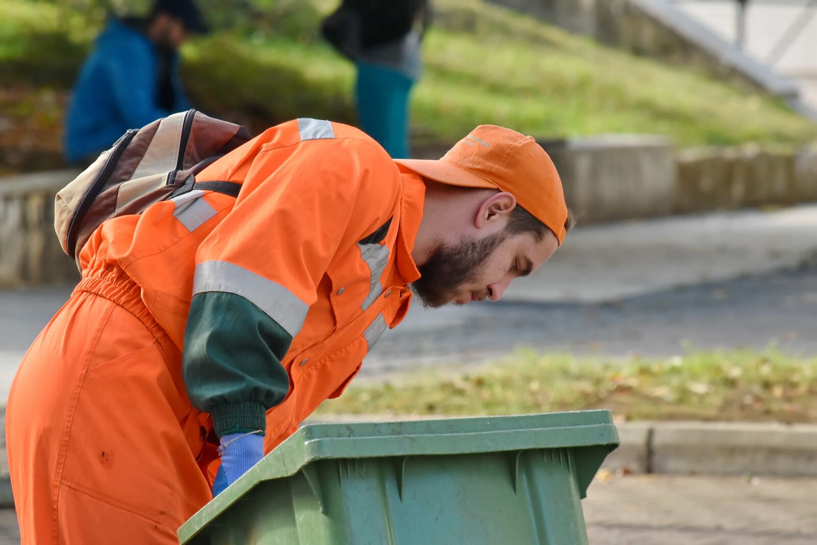 Nikon D5500 sample photo. Cleaner, cleaning, employee, garbage photography