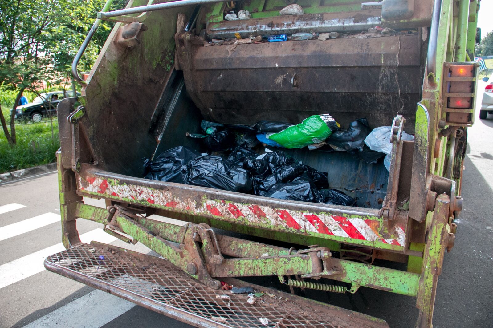 Canon EOS 70D + Canon EF-S 18-135mm F3.5-5.6 IS sample photo. Trash, truck collector, the photography