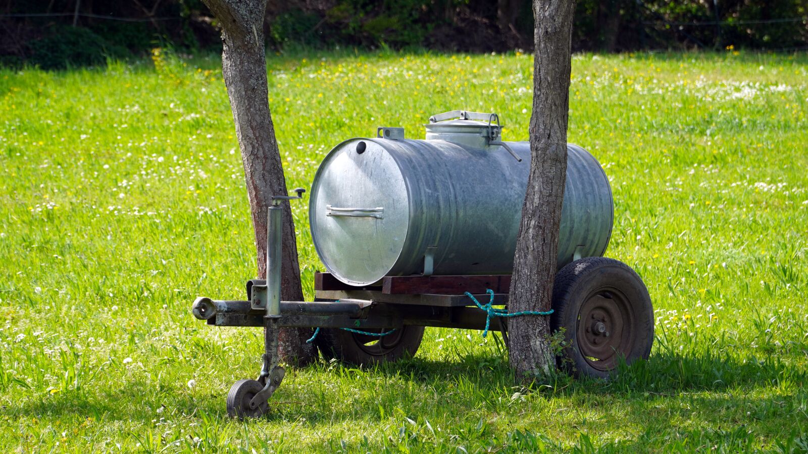 Sony E PZ 18-105mm F4 G OSS sample photo. Trailers, water, water tank photography
