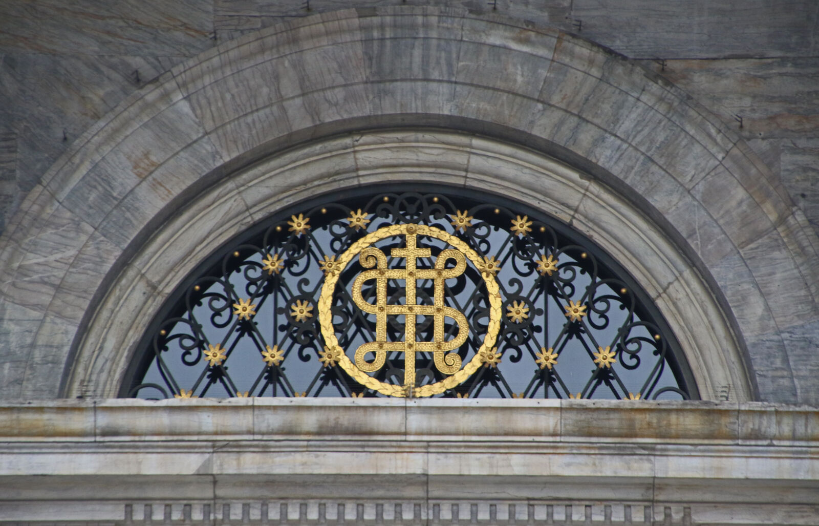 Canon EOS 7D Mark II sample photo. Arch, arched, window, circle photography
