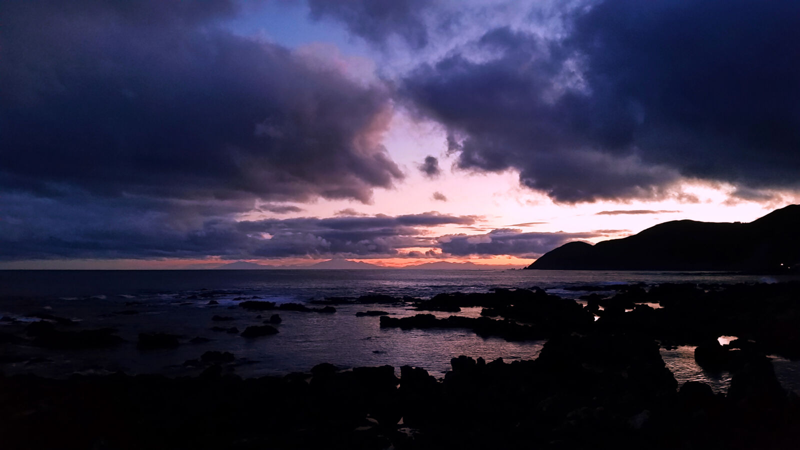 Samsung Galaxy S5 sample photo. Beach, black, clouds, coast photography