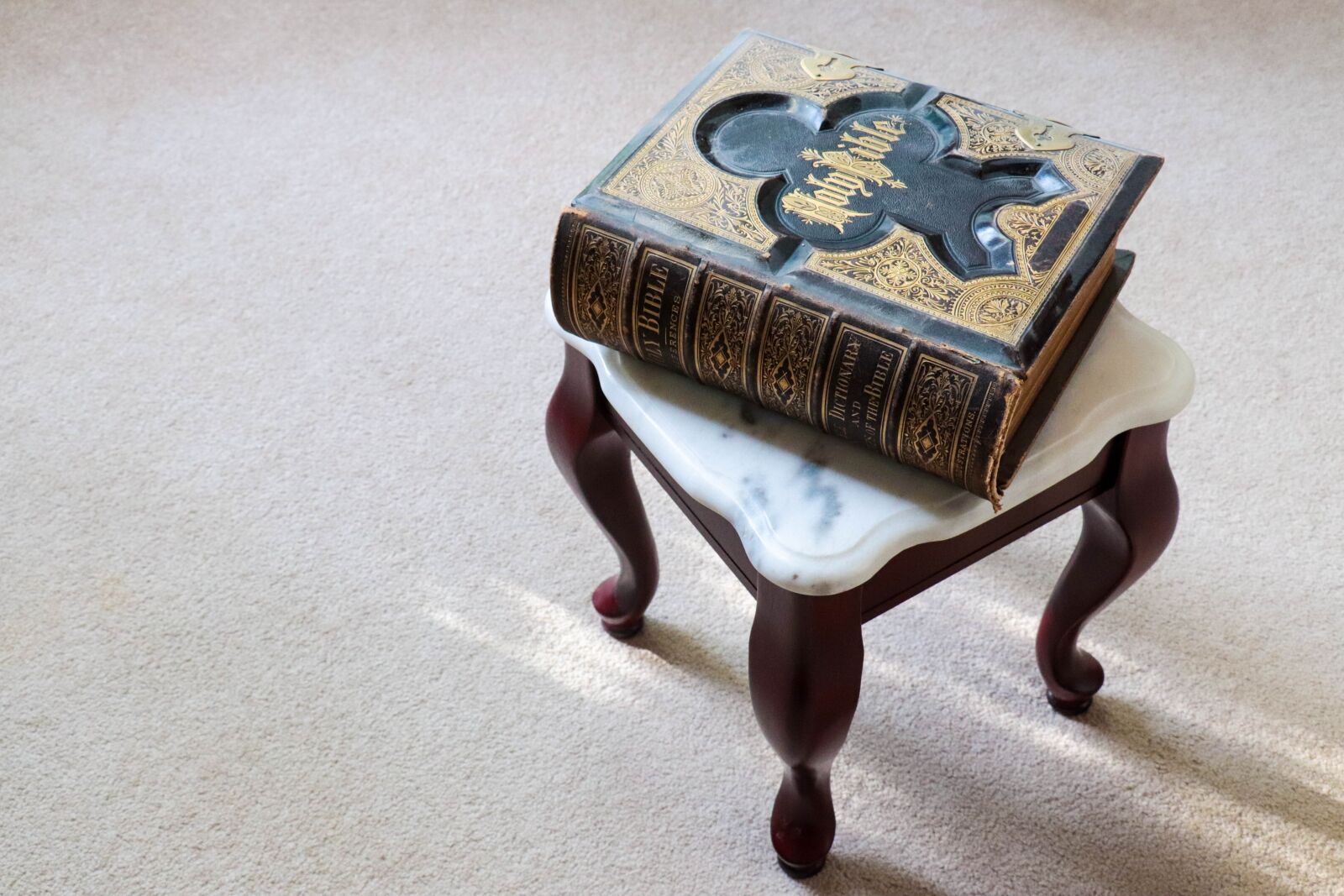 Canon EOS 77D (EOS 9000D / EOS 770D) sample photo. Bible, family bible, christian photography
