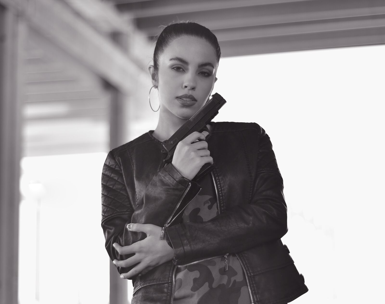 Nikon D750 sample photo. Girl, gun, rough photography