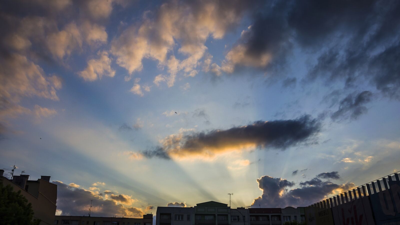 Pentax smc DA 18-135mm F3.5-5.6ED AL [IF] DC WR sample photo. Clouds, sky, sunset photography