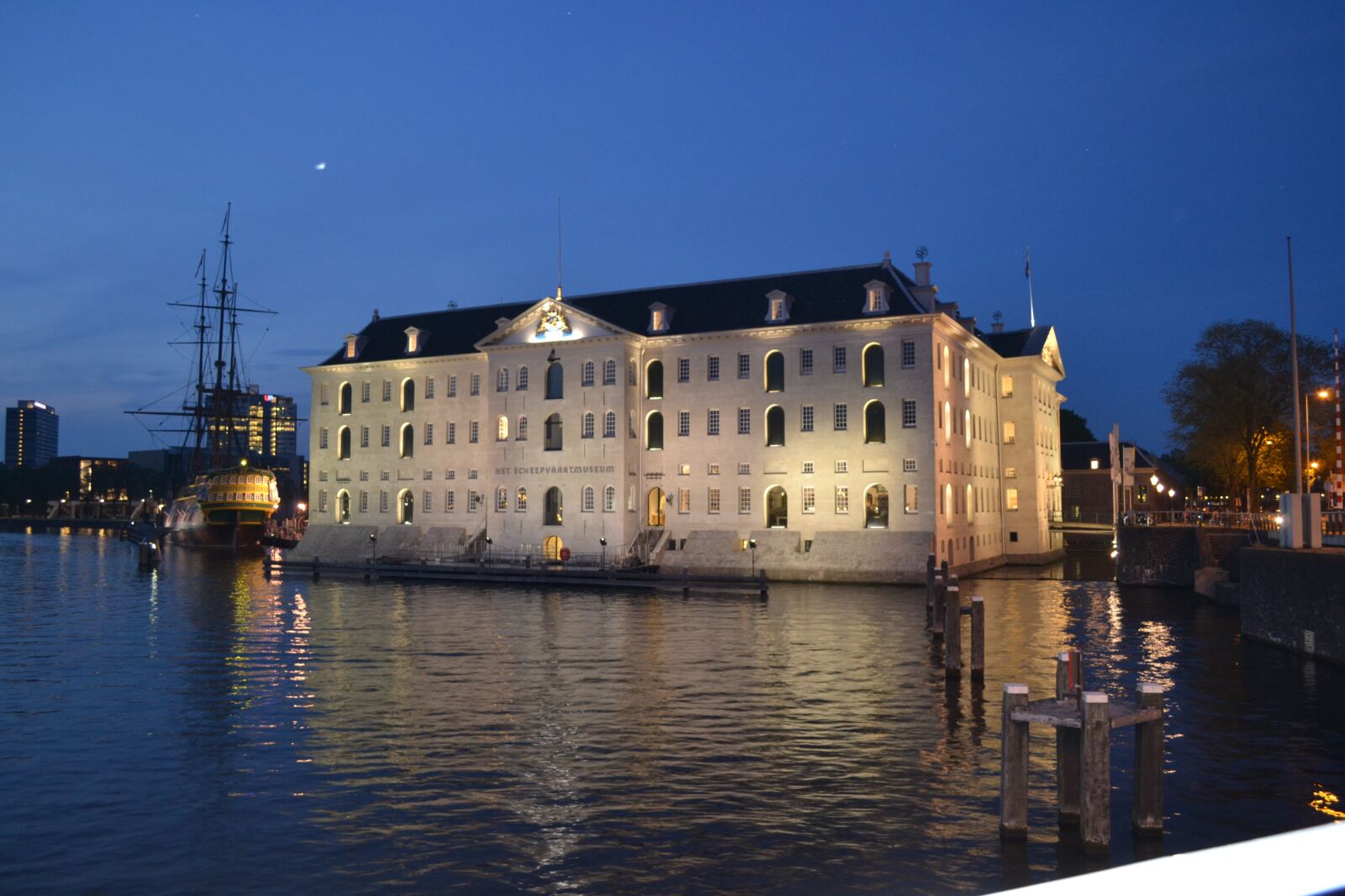 Nikon D3100 sample photo. Holland, city, museum photography